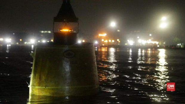 Berupa buoy yang di dalamnya dilengkapi peralatan digital, karya seni instalasi ini mengajak publik untuk turut berpartisipasi dan seperti mengulang tradisi berkirim pesan dalam botol.