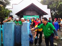 Relawan Masjid Ikut Rapikan Gereja di Samarinda Pasca Bom: Ini Toleransi