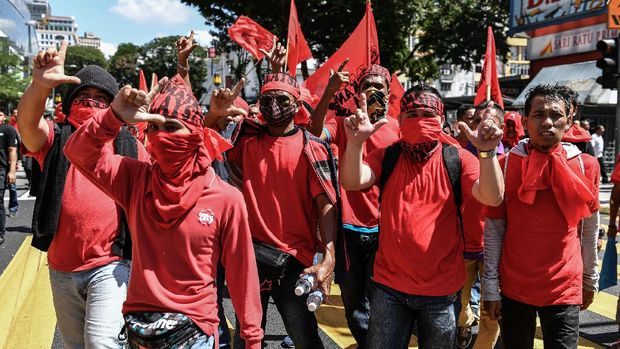 Kelompok Kaus Merah, loyalis pemerintahan Najib ikut turn ke jalan untuk menghadapi para pemrotesFoto: REUTERS/Edgar Su Kelompok Kaus Merah, loyalis pemerintahan Najib ikut turn ke jalan untuk menghadapi para pemrotes