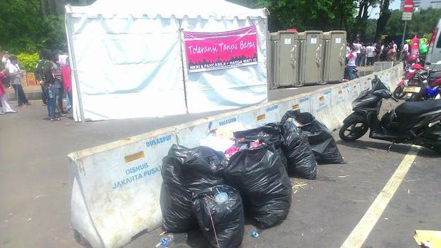 Massa sadar kebersihan dan mengumpulkan sampah-sampah ke dalam kantong plastik.