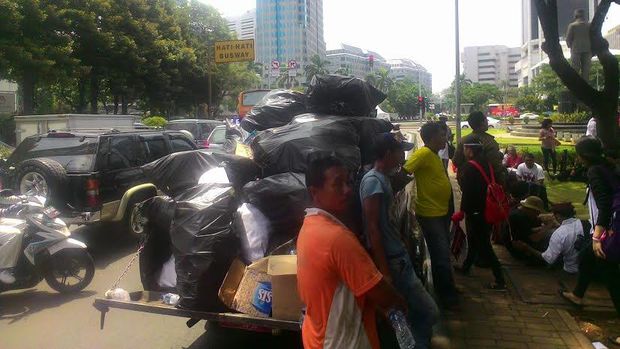 Kumpulan sampah-sampah ini dibawa petugas kebersihan dengan truk kecil.