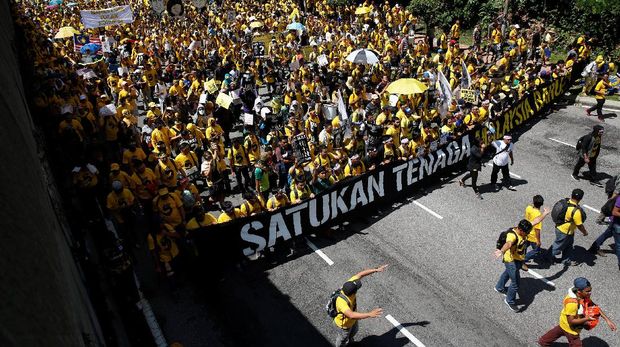 Ribuan massa pendukung Gerakan Bersih telah memadati jalanan di Kuala Lumpur sejak Sabtu pagi