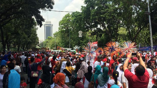 Bendera Merah Putih Raksasa di Antara Ribuan Orang di Parade Kebhinekaan