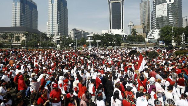 Bendera Merah Putih Raksasa di Antara Ribuan Orang di Parade Kebhinekaan