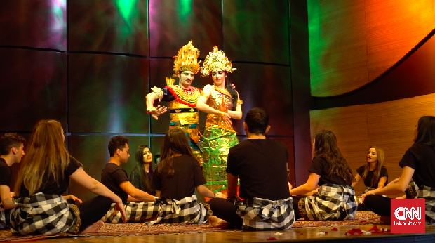 Narmin adalah salah satu warga Azerbaijan yang menampilkan tari budaya asal Indonesia. (CNN Indonesia/Ranny Virginia Utami)
