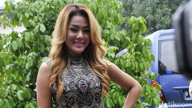 Jupiter Divonis Penjara, Maria Ozawa Tampil Seksi di Bali