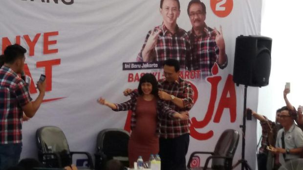 Ahok pakaikan kemeja kotak-kotak ke Andien