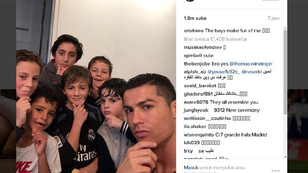 Cristiano Ronaldo diejek anaknya, Cristiano Jr, setelah melakukan selebrasi gol pemikir.