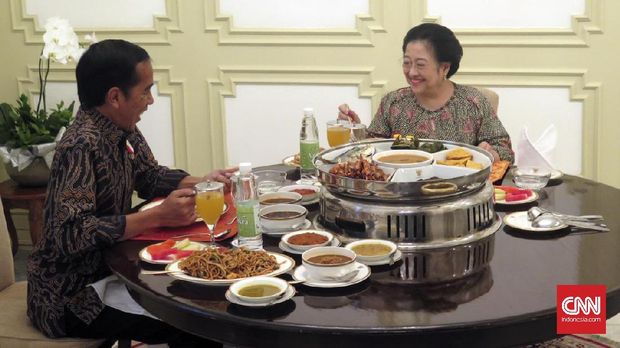 Jokowi menyantap bakmi godok buatan Megawati di Istana Merdeka.