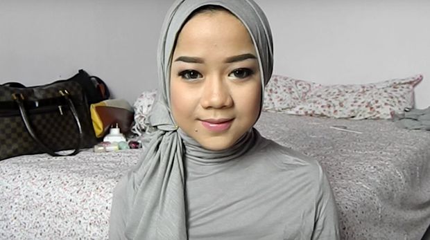 Tutorial Hijab Kondangan dengan Bahan Kaos