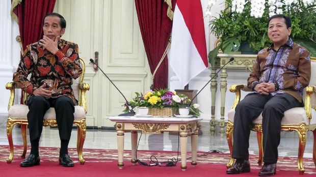 Presiden Jokowi bertemu dengan Ketua Umum Partai Golkar Setya Novanto saat membahas persoalan politik dan sosial di Indonesia.
