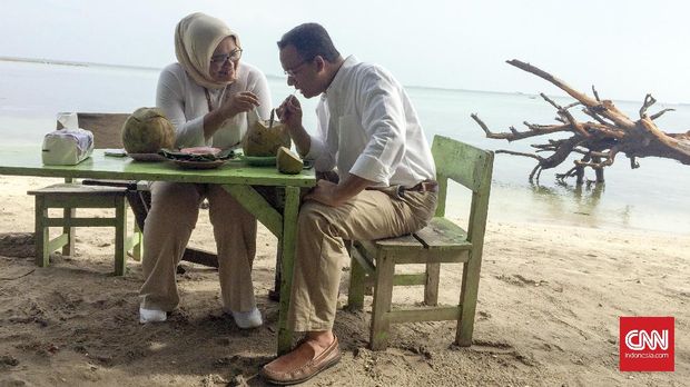 Anies Baswedan dan istri menikmati es kelapa muda di hari terakhir kampanye di Kepulauan Seribu.(CNN Indonesia/Puput Tripeni Juniman)