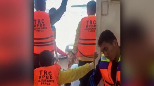 Kapal Sriwijaya FC terombang-ambing di tengah laut lepas karena kerusakan mesin dari Serui menuju Biak. (Screenshoot via Instagram/@sriwijayapedia)