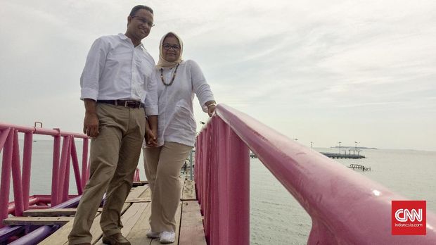 Anies Baswedan dan istri berfoto di jembatan cinta di Pulau Tidung, Kepulauan Seribu. (CNN Indonesia/Puput Tripeni Juniman)