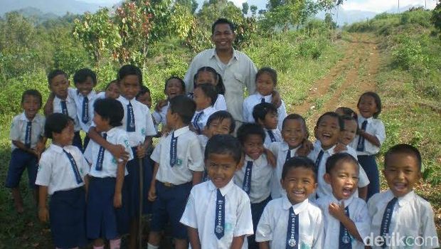 Dirikan Sekolah Gratis, Bekas Pedagang Asongan Ini Banyak dapat Cibiran
