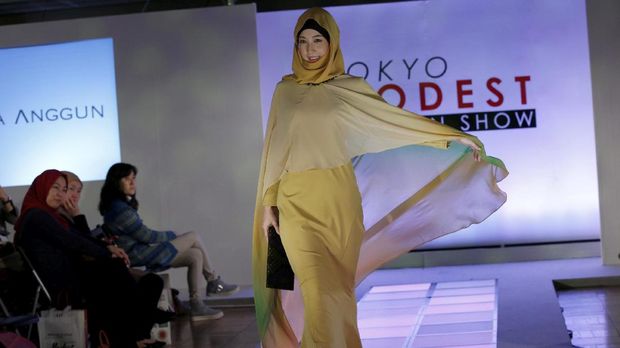 Muslimah Fashion Show adalah salah satu agenda Halal Expo Japan 2016 di Tokyo Metropolitan Industrial Trade Center Taito-kan.