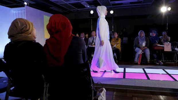 Selama dua hari, ditampilkan empat pagelaran busana, yang antara lain menampilkan hijab bermotif bunga. Selain itu, juga digelar lokakarya gaya busana hijab.