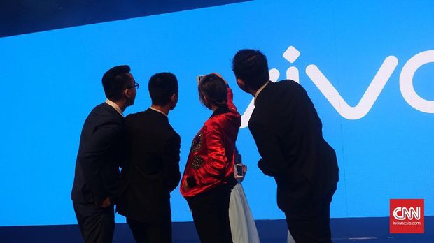 Resolusi kamera depan 20MP dengan sensor Sony IMX 376 dan bukaan lensa f/2.0.