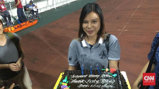 Pihak KBRI ikut memberikan kejutan dengan hadiah kue ulang tahun kepada tiga pemain timnas Indonesia. (CNNIndonesia.com/Jun Mahares)