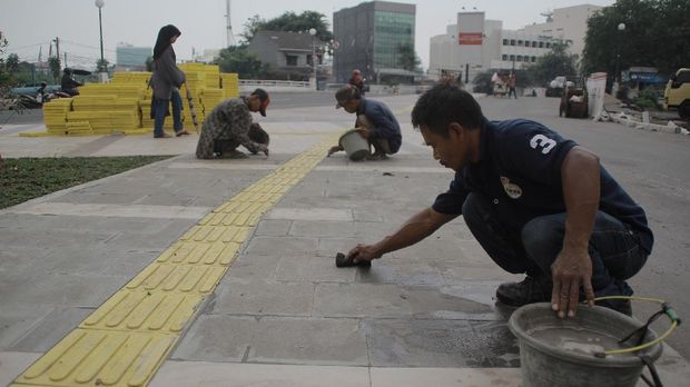 Pelaju Motor di Trotoar Karena Tak Sadar Fungsi