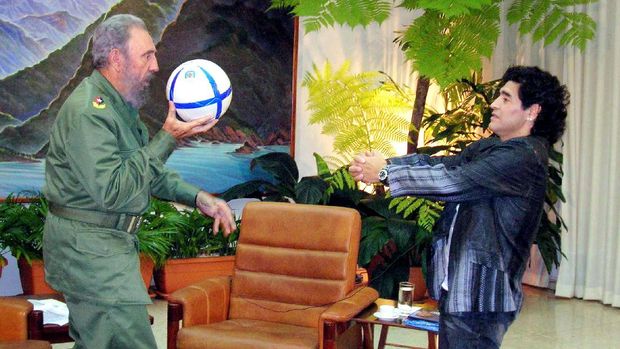 Diego Armando Maradona (kanan) saat bermain bola bersama mendiang Presiden Kuba, Fidel Castro. (
