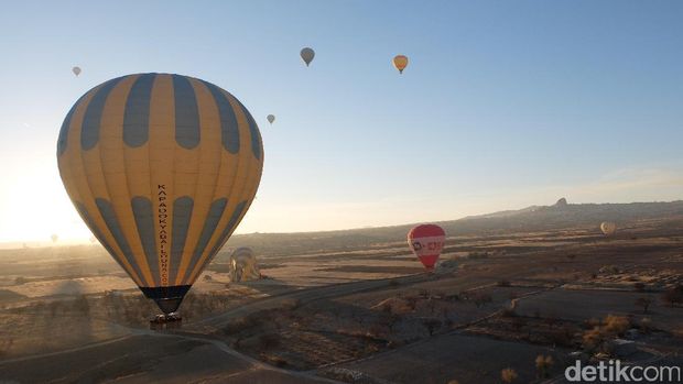 Panorama balon udara saat sunrise (Rois/detikTravel)