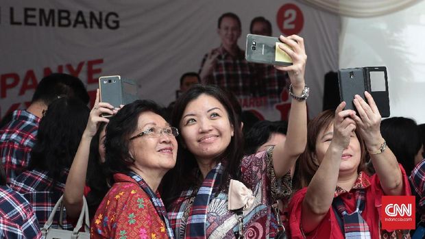 Warga berselfie dalam acara pentas musik yang diadakan di Rumah lembang. Ratusan hingga ribuan pendukung Ahok mendatangi Rumah Lembang, setiap hari. (CNN Indonesia/Andry Novelino)