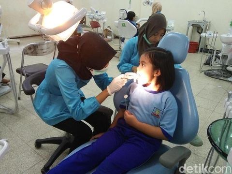 Mengatasi anak yang takut ke dokter gigi/