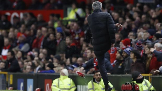 Jose Mourinho menendang botol minuman setelah kesal dengan keputusan Jon Moss.