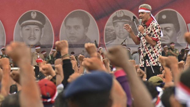 Gubernur Ganjar dalam satu acara. Terkait dengan pemberian izin semen di Rembang, dia menuturkan yang terjadi adalah perubahan izin lama.