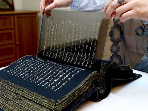 Indahnya Alquran Tinta Emas di Atas Sutra Karya Seniman Cantik Ini detik.com