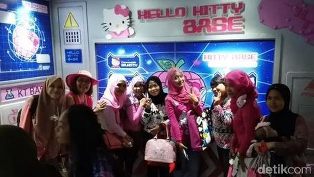 Selain bisa berfoto, traveler juga bisa main sejumlah wahana Hello Kitty (Randy/detikTravel)