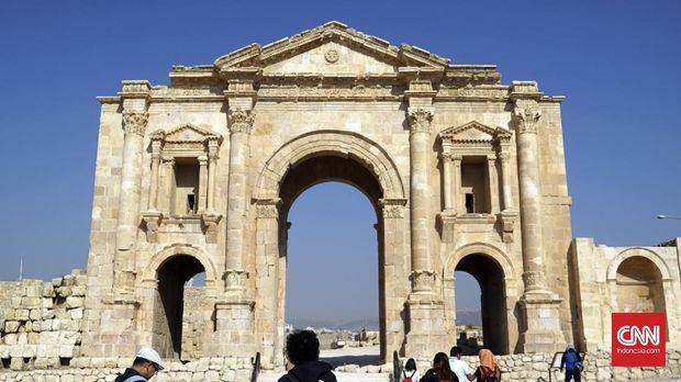 Hadrian's Arch, salah satu sisa peninggalan Romawi di Jerash, Yordania.