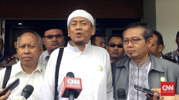 Saat FPI Menunggu Janji Anies-Sandi Tutup Alexis