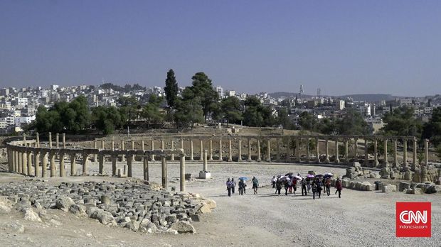 Oval plaza di kawasan wisata Jerash, Yordania. Di tempat ini diadakan Festival Jerash setiap tahunnya.