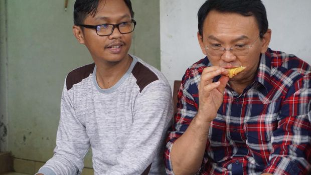 Aksi Ahok Panjat Tembok Lihat Sungai di Pasar Minggu