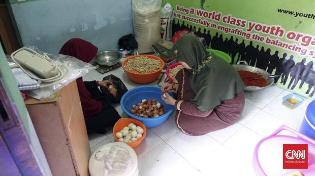 Salah satu ruang Kantor Rumah Quran Youthcare dijadikan dapur sementara untuk menyediakan konsusmsi bagi peserta aksi #212
