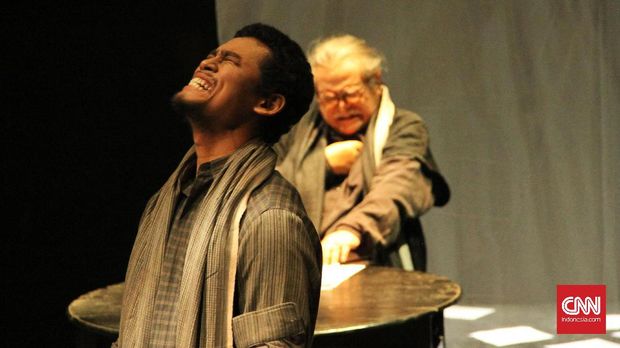 Teater Populer mementaskan lakon Suara-suara Mati.