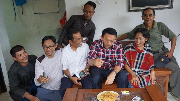 Aksi Ahok Panjat Tembok Lihat Sungai di Pasar Minggu