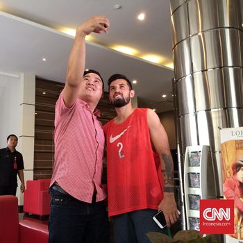 Bertemu Suporter Indonesia, Stefano Lilipaly Terpukau