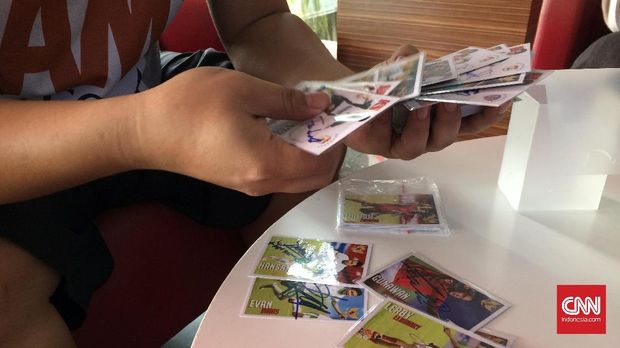 Koleksi kartu milik Harsono. Ia memburu tanda tangan para pemain timnas ke hotel Lor In.