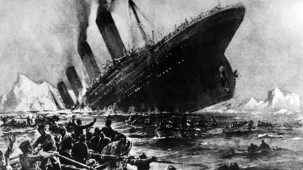 Titanic tenggelam pada 14 April 1912 akibat menabrak gunung es di Samudera Atlantik.
