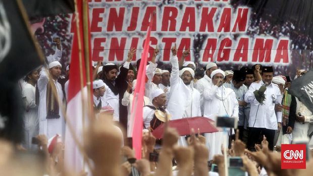 Aksi anti Ahok pada 2 Desember lalu tetap mendesak agar Ahok ditahan dalam kasus dugaan penistaan agama. (CNN Indonesia/Adhi Wicaksono)
