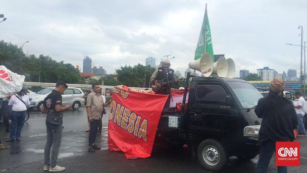 Sebagian massa dari Gerakan Oposisi Nasional mendatangi kompleks Parlemen di Jakarta. (CNN Indonesia/Tiara Sutari)