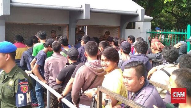 Ada dua loket yang dibuka dengan masing-masing loket melayani empat transaksi.