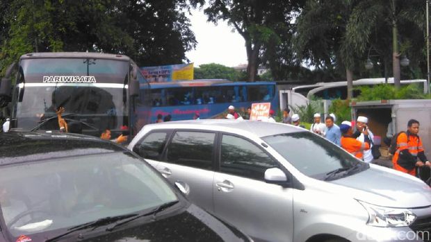  Bus-bus pengangkut massa aksi 2 Desember mulai meninggalkan Lapangan Banteng, Jakarta Pusat, Jumat (2/12/2016)