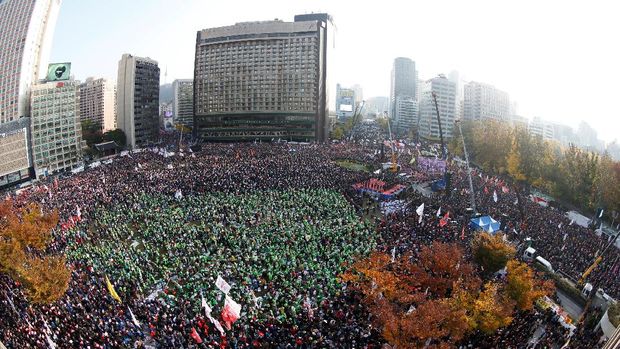 Warga Korsel terus berdemonstrasi hingga akhirnya Presiden Park dimakzulkan. (Reuters/Jeon Heon-kyun/Pool)