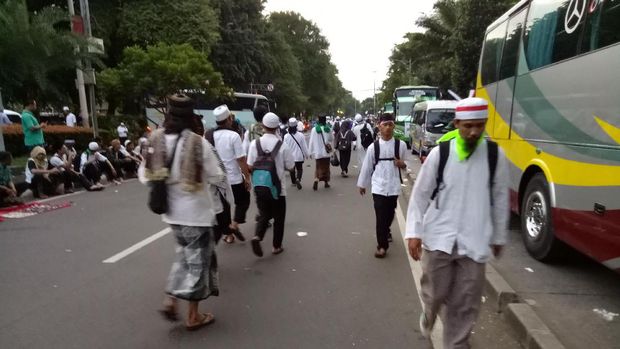 Dari Istiqlal, Massa Aksi 2 Desember Mulai Jalan Kaki Menuju Monas