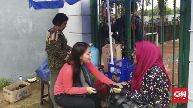 Bu Joko (kiri) ikhlas dagangannya tidak dibayar pihak Kiostix.