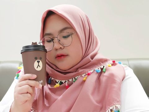 Trend Alert Jilbab  Rumbai  yang Dipakai Zaskia Sungkar 